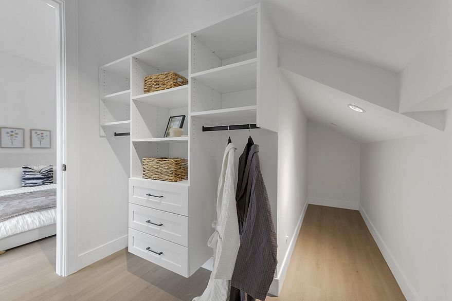 2 4023 W 18th Avenue