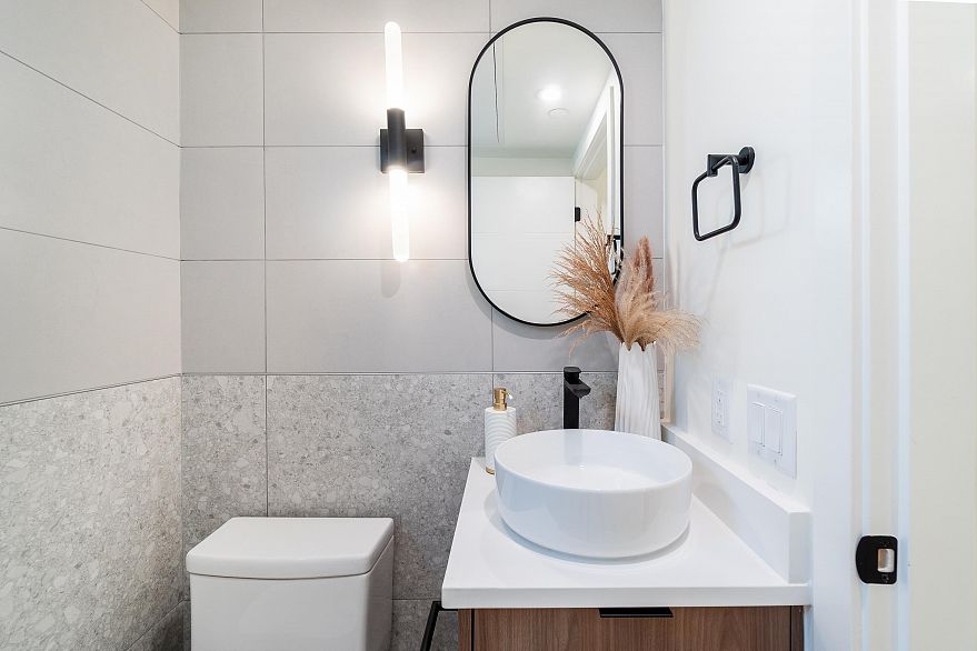 121 1552 E 3rd Avenue