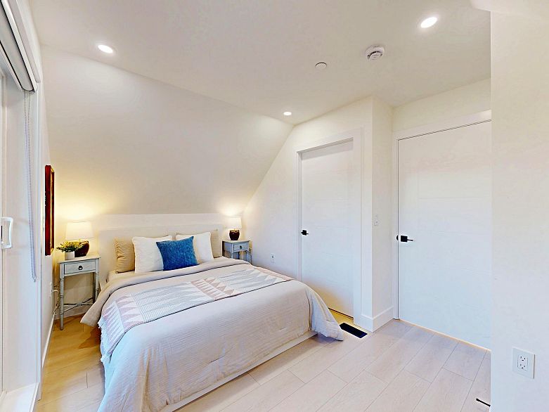 2 3425 Archimedes Street