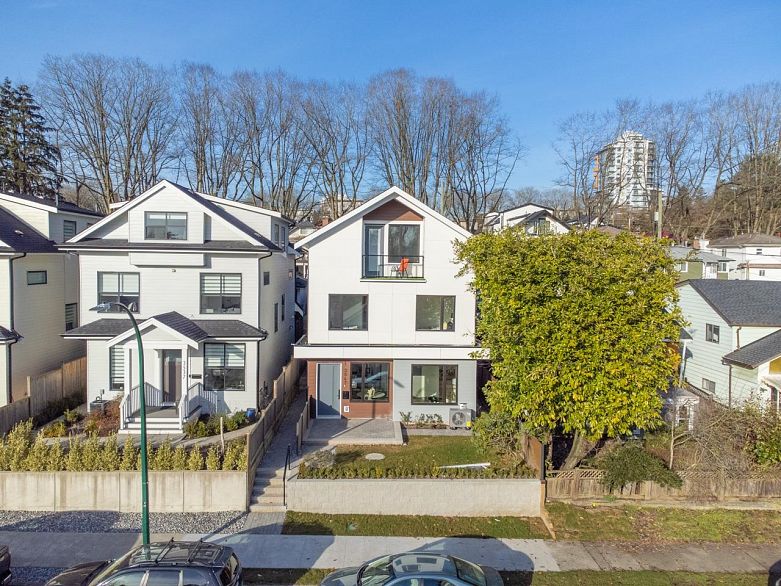 2 3547 E Georgia Street