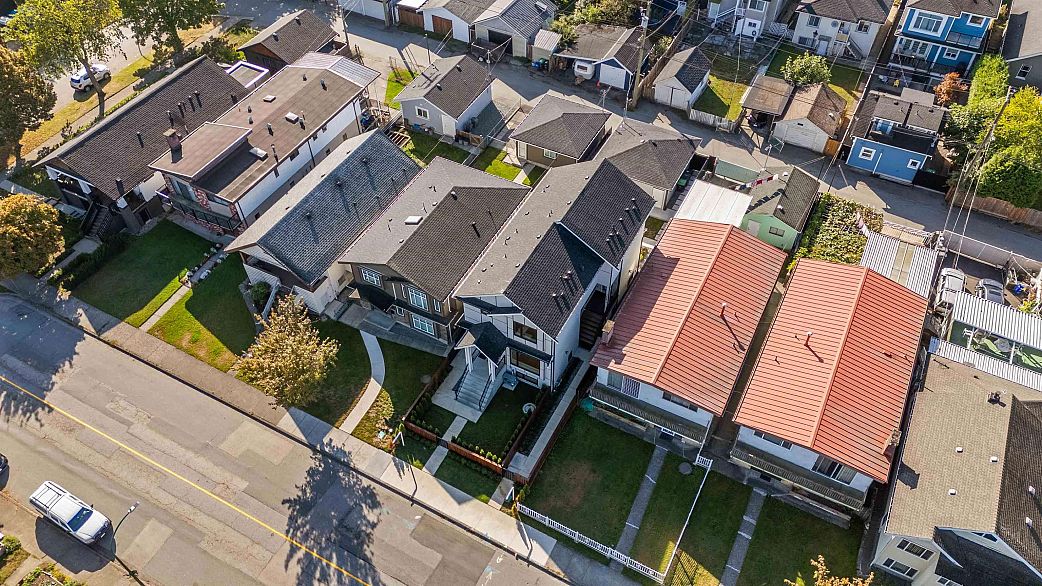 1 2658 Dundas Street