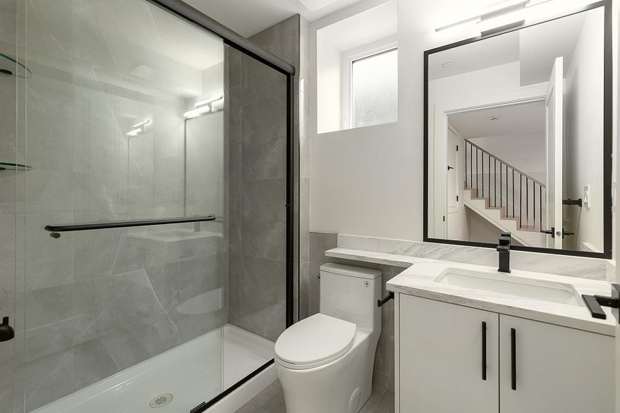 1 2658 Dundas Street