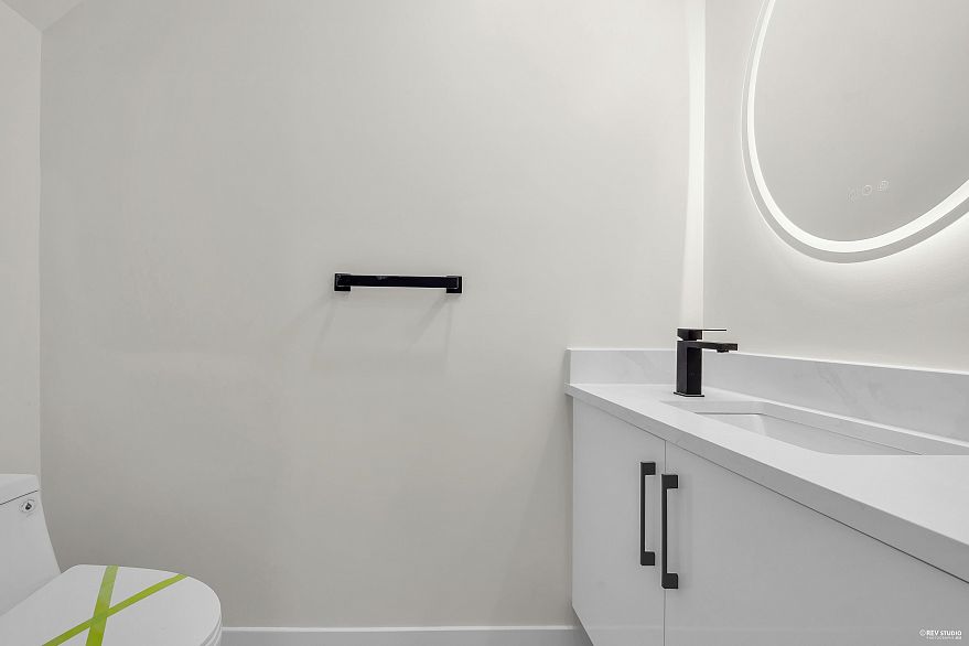 3 1577 E 58th Avenue