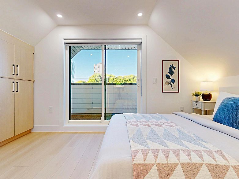 2 3425 Archimedes Street