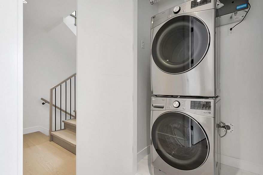 2 4023 W 18th Avenue