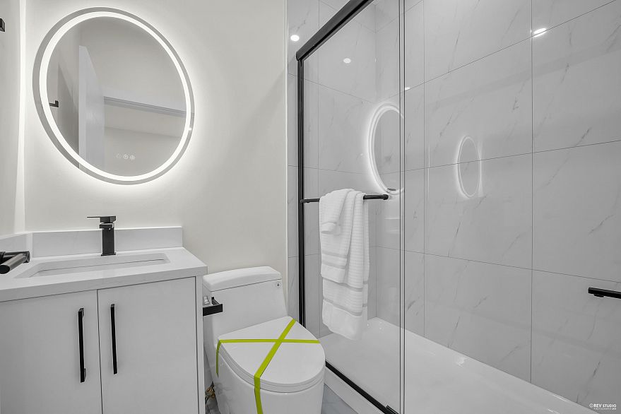 3 1577 E 58th Avenue