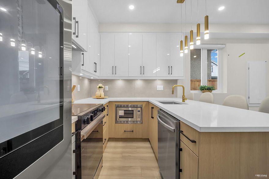 3 1577 E 58th Avenue