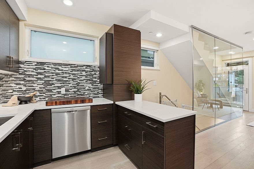 4 1851 Adanac Street