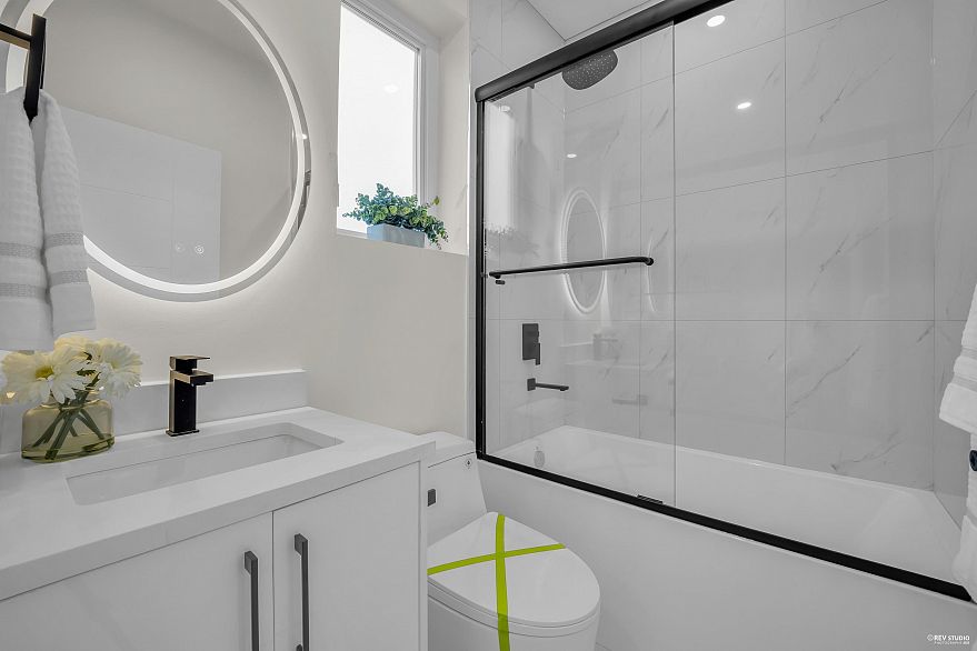 3 1577 E 58th Avenue