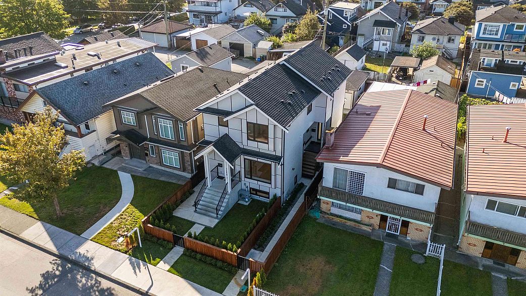 1 2658 Dundas Street