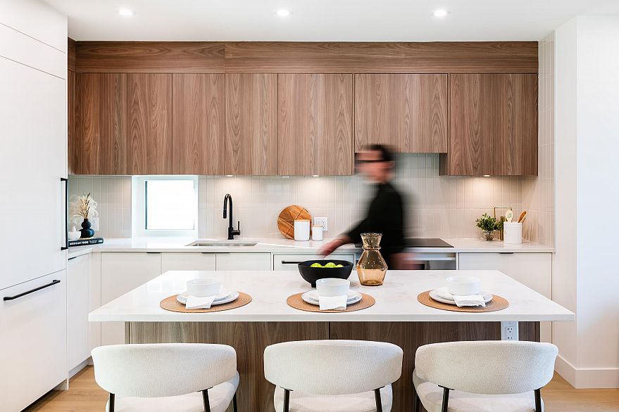 122 1552 E 3rd Avenue