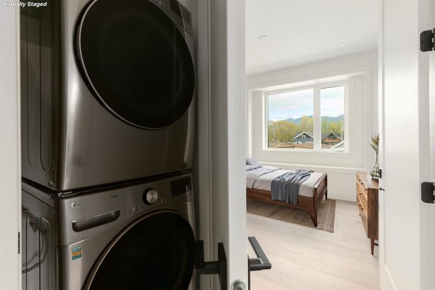 1 2658 Dundas Street