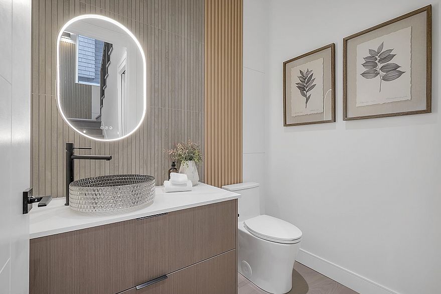 2 4023 W 18th Avenue