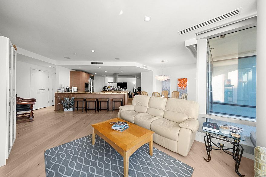 3001 1111 Alberni Street