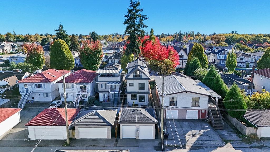 2 2447 E 41st Avenue