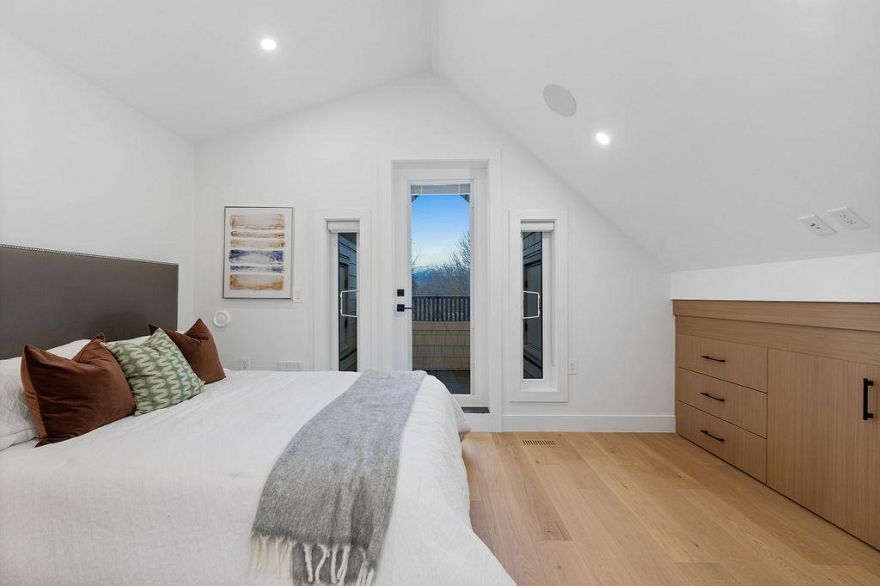 1 1166 E 11th Avenue