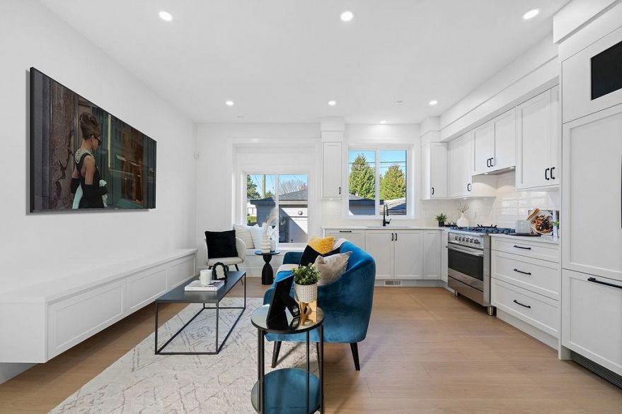 2 2447 E 41st Avenue