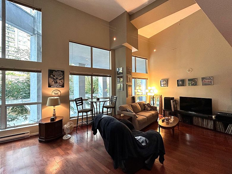 217 933 Seymour Street