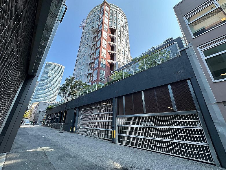 217 933 Seymour Street