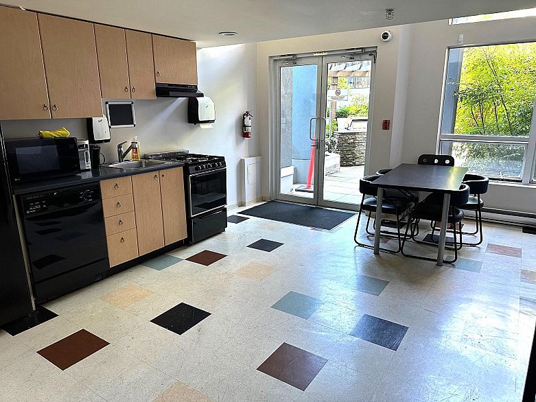 217 933 Seymour Street