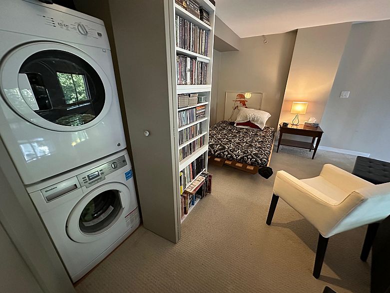 217 933 Seymour Street