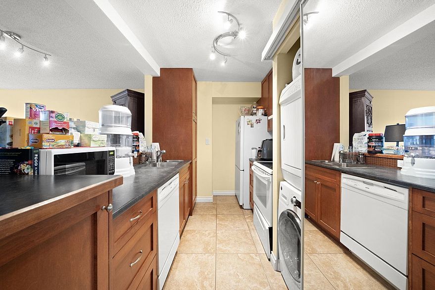 400 1455 Robson Street