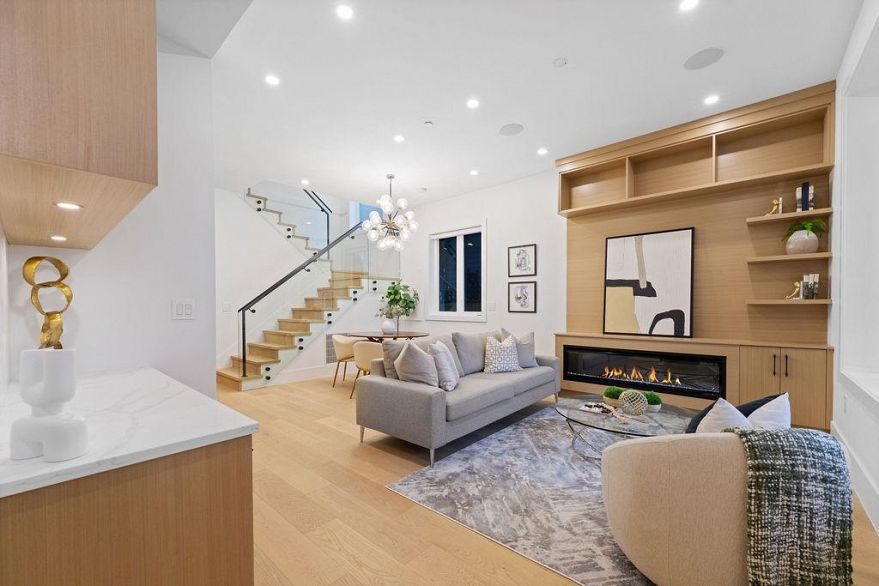 1 1166 E 11th Avenue