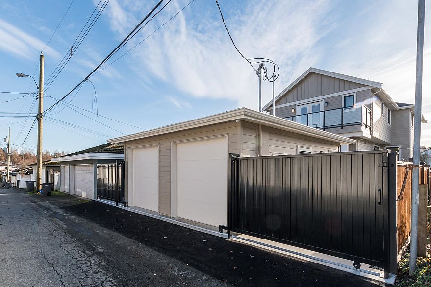 1 2943 E 44th Avenue