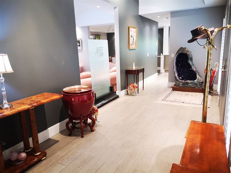 6187 Mackenzie Street