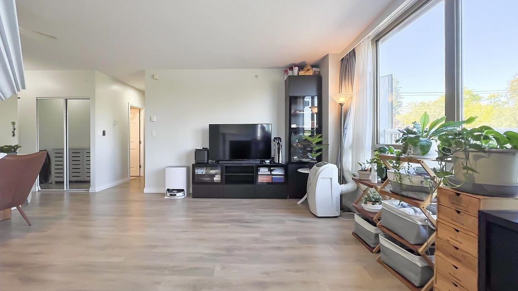 202 2580 Tolmie Street