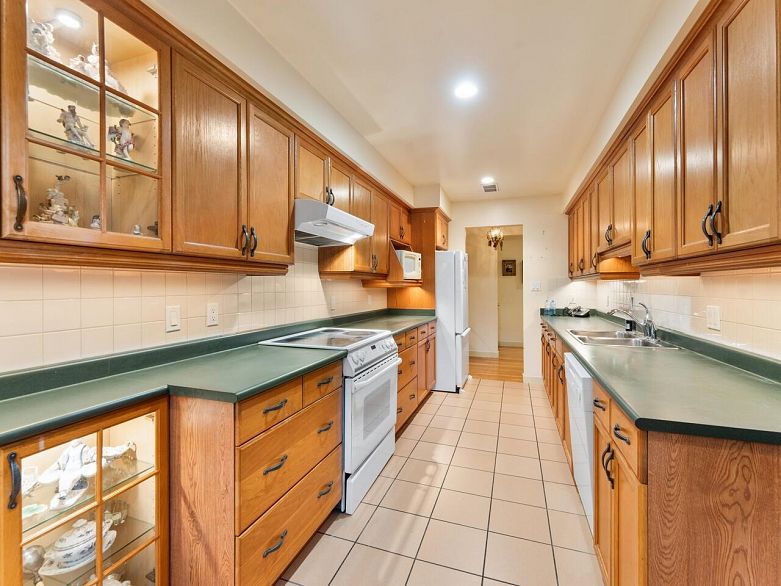 201 1695 W 10th Avenue