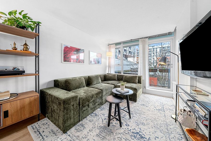 471 250 E 6th Avenue