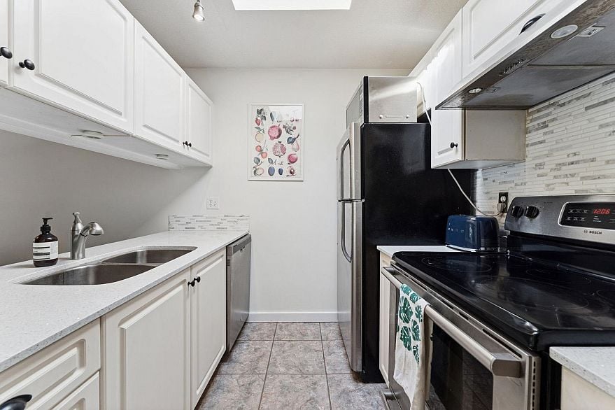 303 189 E 16th Avenue