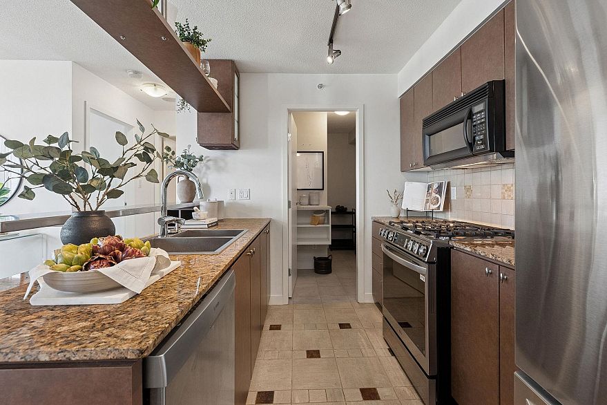 1705 1438 Richards Street