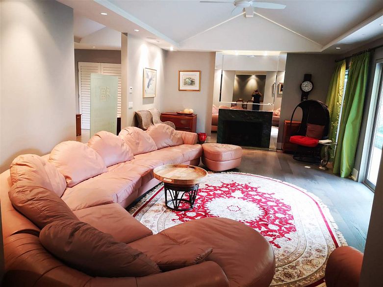 6187 Mackenzie Street