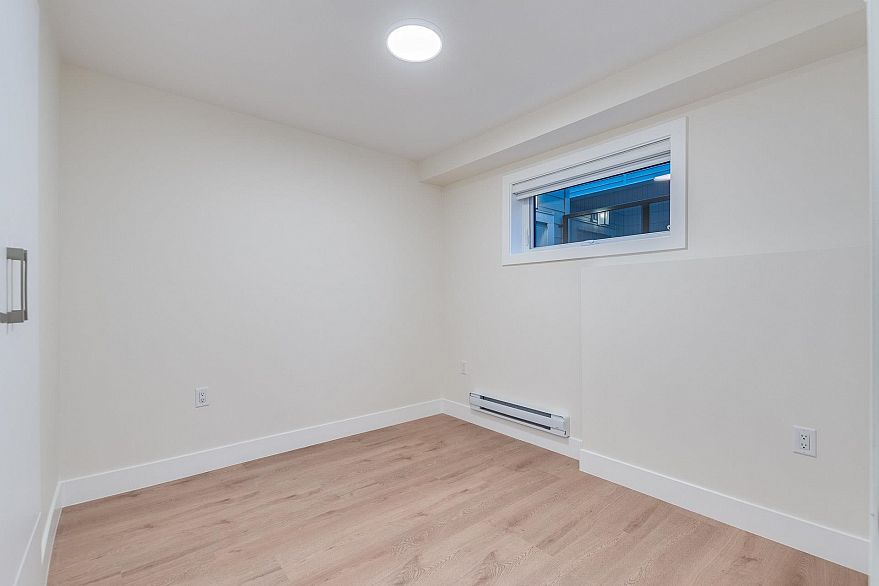 1 2945 E 44th Avenue