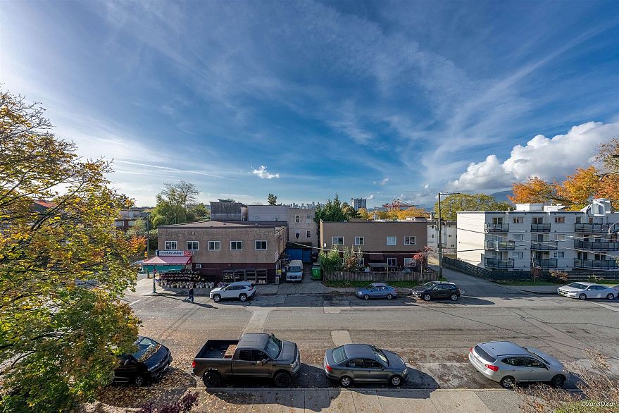 408 2215 Dundas Street