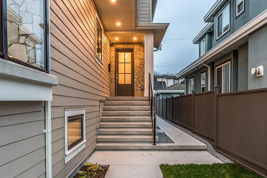 1 2945 E 44th Avenue