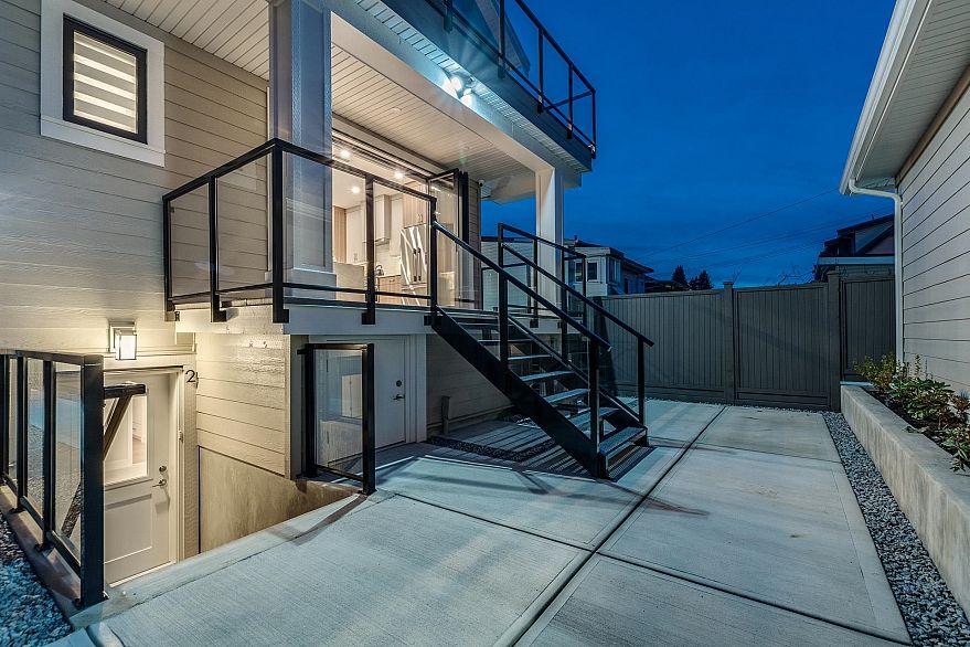 1 2945 E 44th Avenue