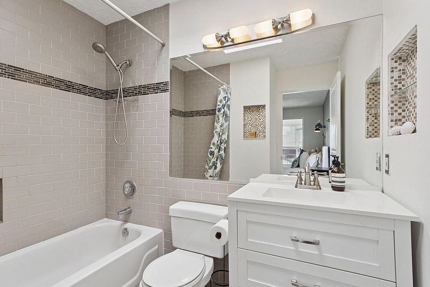 303 189 E 16th Avenue