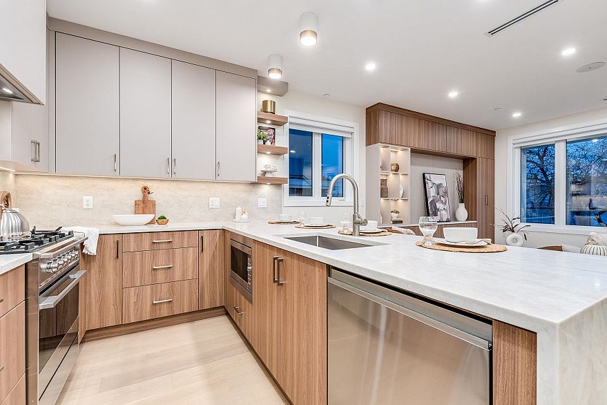 1 2943 E 44th Avenue