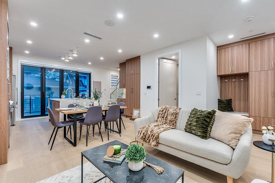 1 2945 E 44th Avenue