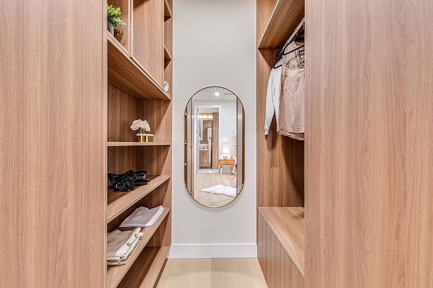 1 2943 E 44th Avenue