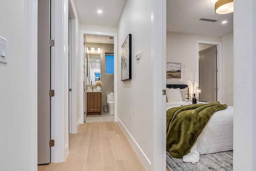 1 2945 E 44th Avenue