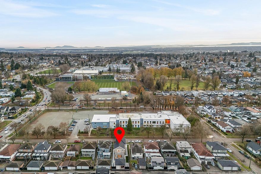 1 2943 E 44th Avenue