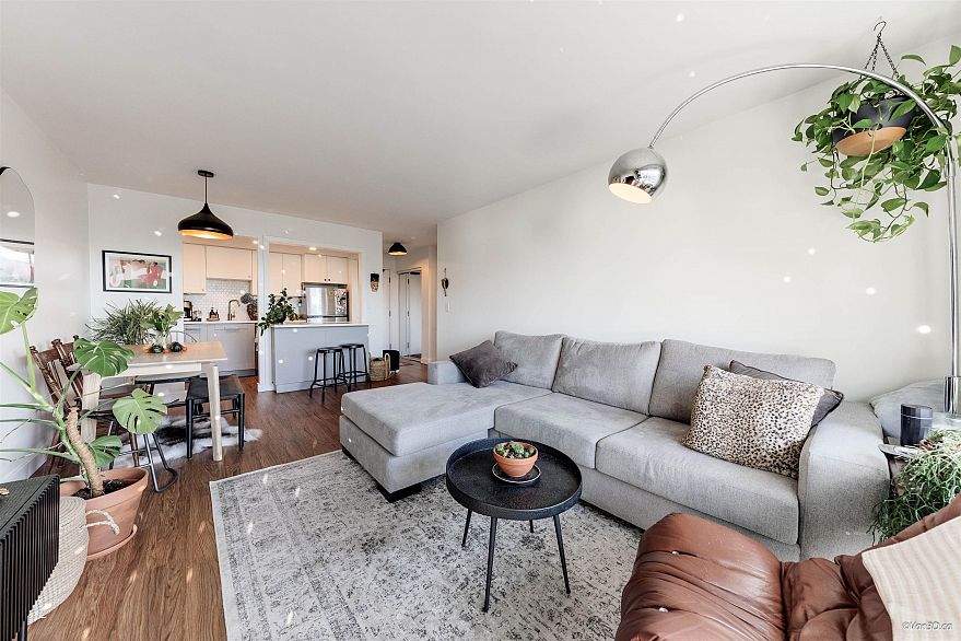 408 2215 Dundas Street