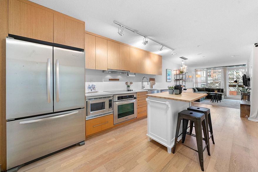 471 250 E 6th Avenue