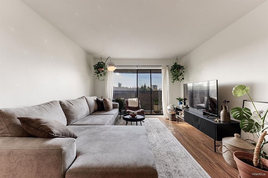 408 2215 Dundas Street