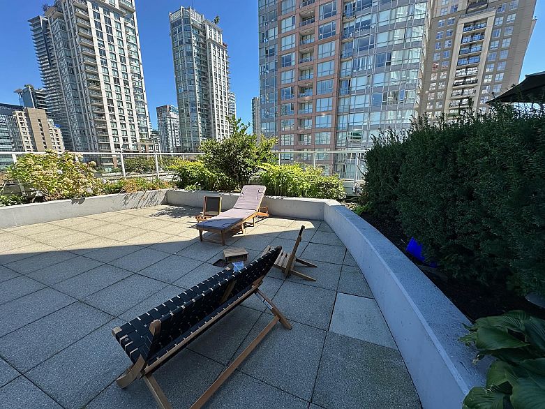 217 933 Seymour Street