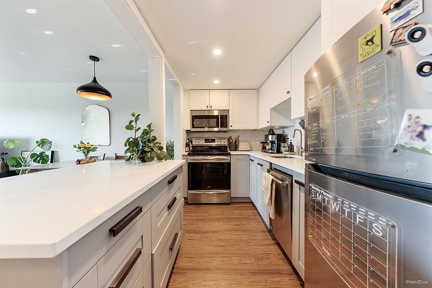 408 2215 Dundas Street